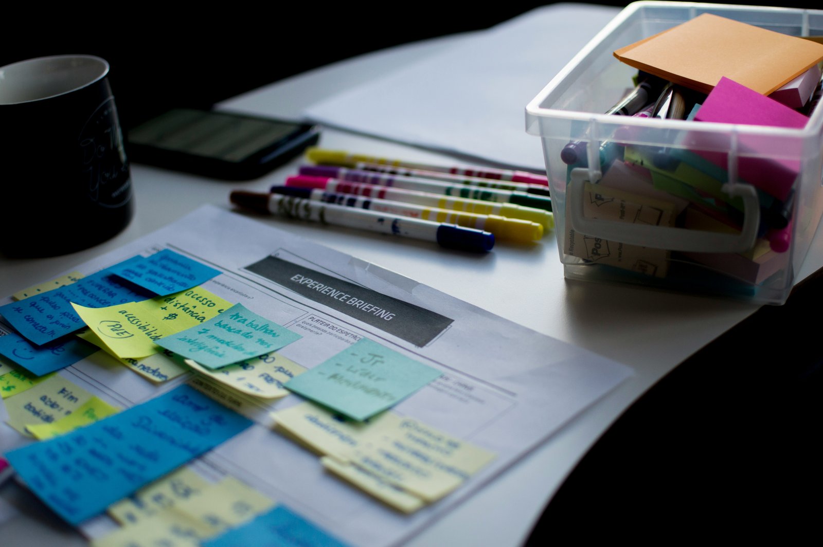 Comparison of structured morning briefing format vs scattered news headlines